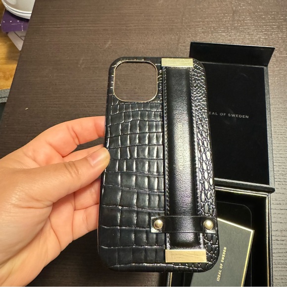 Statement Case 12 Pro Max Neo Noir Croco Strap Handle - Picture 9 of 11